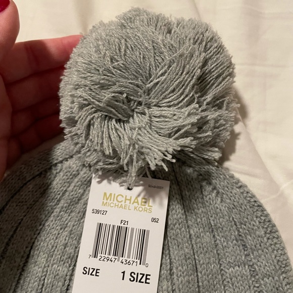 SOLD ❌ NWT Michael Kors pom pom beanie winter hat - Picture 4 of 5